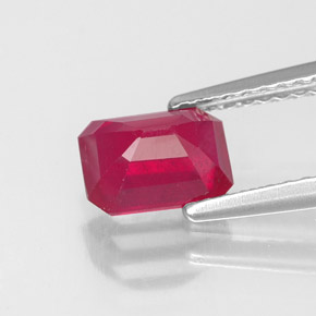 Rubis rouge naturelle taille émeraude, 1,47 ct, VS-SI