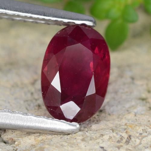 Rubis Rouge foncé naturelle ovale, 0.92 ct, VS-SI