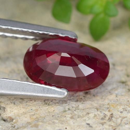 Rubis Rouge foncé naturelle ovale, 0.92 ct, VS-SI
