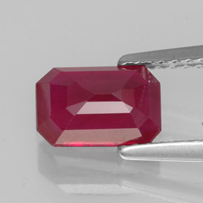 Rubis rouge naturelle taille émeraude, 1,49 ct, SI
