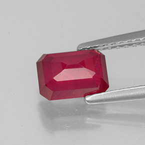 Rubis rouge naturelle taille émeraude, 1,59 ct, VS-SI