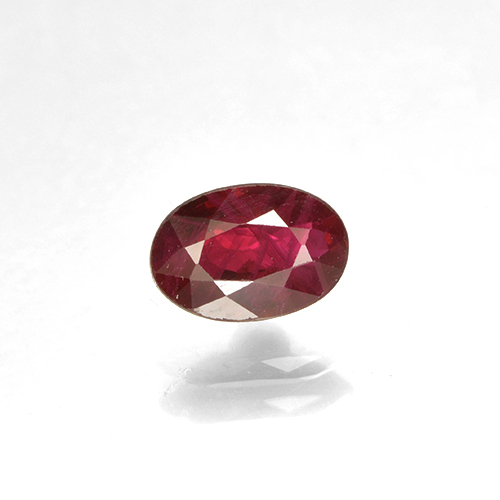 Rubis Rouge moyen naturelle Coupe ovale, 0.62 ct, VS-SI