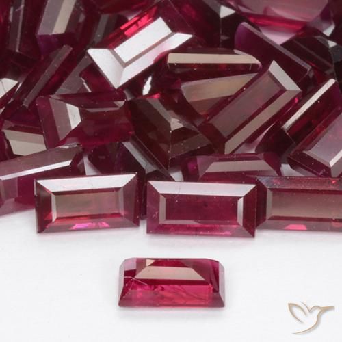 Rubis Rouge foncé naturelle Baquette, 0.32 ct, VS-SI
