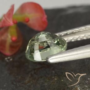 Saphir Vert clair naturelle ovale, 0.85 ct, VVS-VS