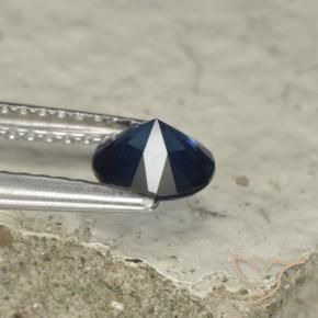 Saphir Bleu foncé naturelle Tour, 0.74 ct, VVS-VS