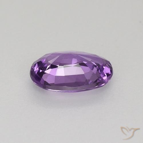 Saphir Violet moyen naturelle ovale, 0.76 ct, VVS-VS