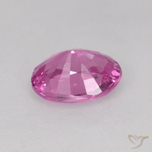 Saphir Pourpre moyen naturelle ovale, 0.69 ct, VVS-VS