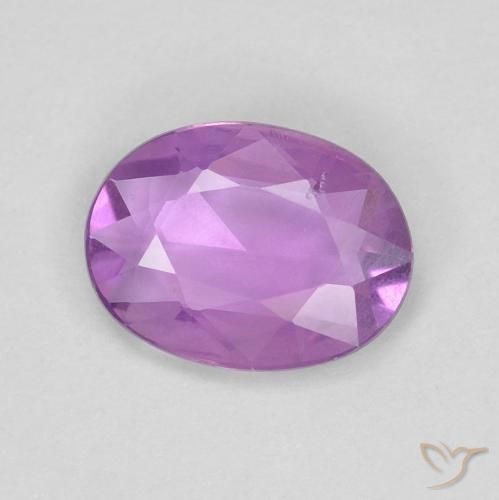 Saphir Pourpre rosâtre moyen naturelle ovale, 0.65 ct, VVS-VS