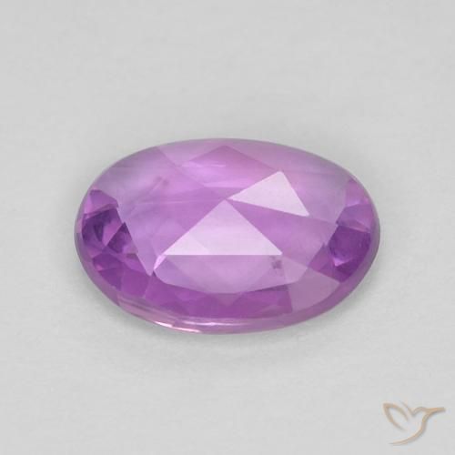 Saphir Pourpre rosâtre moyen naturelle ovale, 0.65 ct, VVS-VS