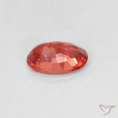 Saphir Rouge moyen naturelle ovale, 0.56 ct, VVS-VS
