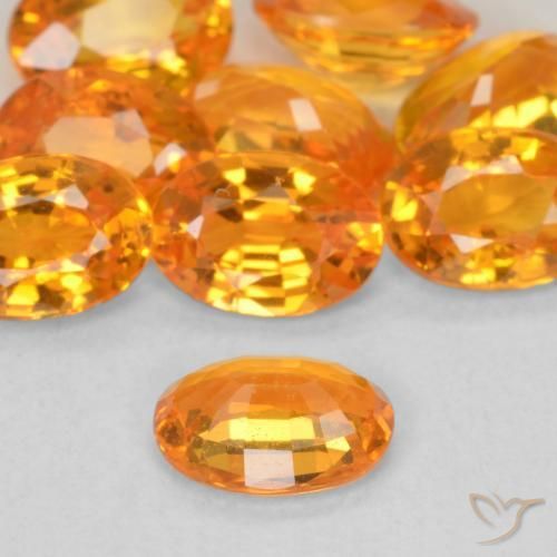 Saphir Orange moyen naturelle ovale, 0.60 ct, VVS-VS