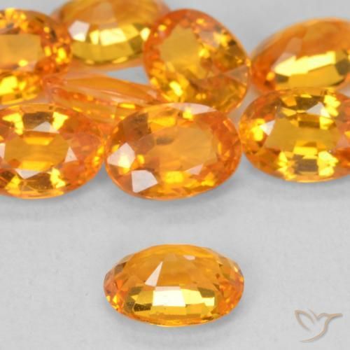 Saphir Orange moyen naturelle ovale, 0.64 ct, VVS-VS