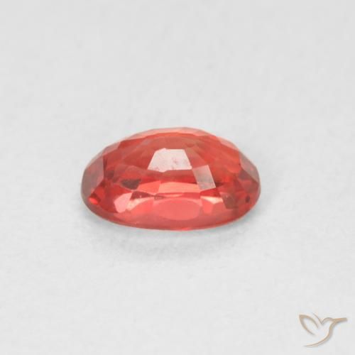 Saphir Rouge cramoisi vif naturelle ovale, 0.59 ct, VVS-VS