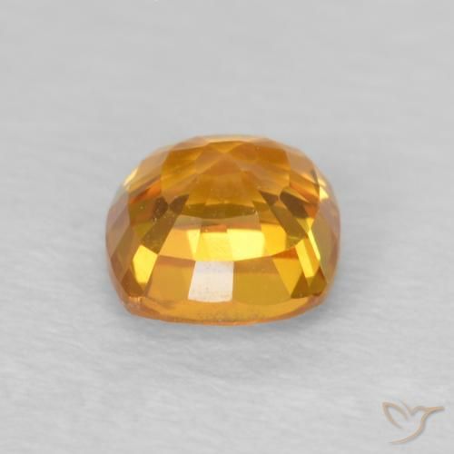 Saphir Orange moyen naturelle Coussin, 0.69 ct, VVS