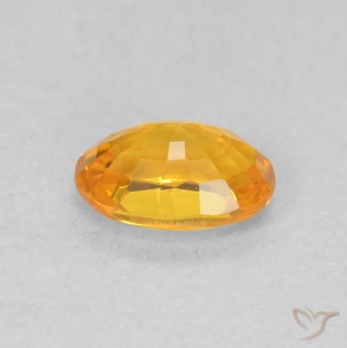 Saphir Orange vif naturelle ovale, 0.70 ct, VVS-VS