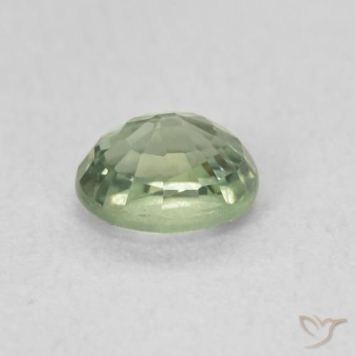 Saphir Vert pâle naturelle ovale, 0.59 ct, VVS-VS