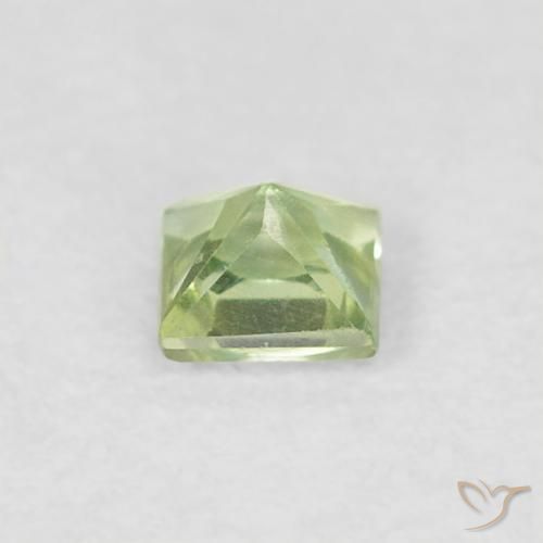Saphir Vert chaud naturelle Carré, 0.22 ct, VVS-VS