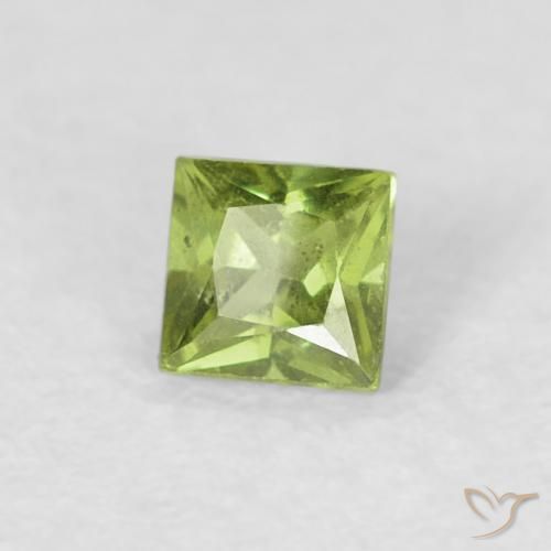Saphir Vert jaunâtre naturelle Carré, 0.30 ct, VS