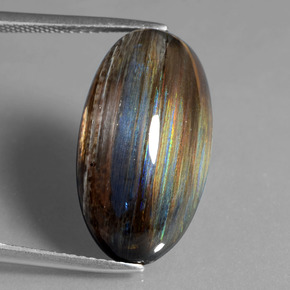Scapolite multicolore naturelle coupe ovale, 13,48 ct, translucide