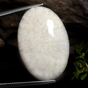 Scolécite blanc naturelle coupe ovale, 22,70 ct, opaque