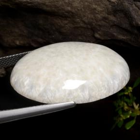 Scolécite blanc naturelle coupe ovale, 22,70 ct, opaque