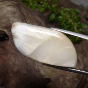 Scolécite blanc naturelle forme fantaisie, 28,06 ct, opaque