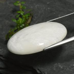 Scolécite blanc grisâtre léger naturelle coupe ovale, 15,77 ct, opaque