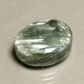 Séraphinite vert naturelle coupe ovale, 10,63 ct, opaque