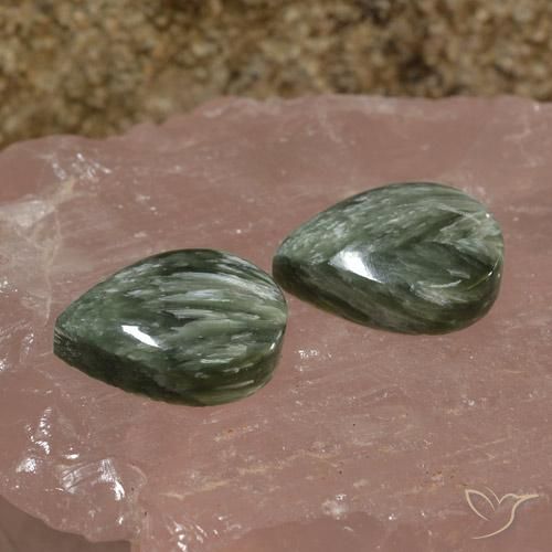 Shop natural 16.51ct Vert terreux Séraphinite gems, En forme de poire, from Russie at GemSelect. In stock, global shipping!