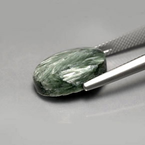 Séraphinite vert naturelle coupe ovale, 8,94 ct, opaque