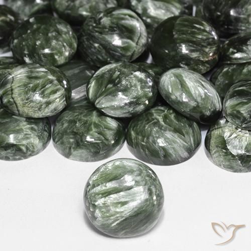 Séraphinite Vert militaire naturelle Tour, 4.85 ct, Opaque