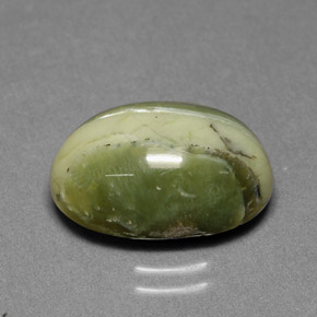Serpentine vert naturelle coupe ovale, 5,70 ct, opaque