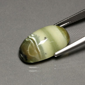 Serpentine vert naturelle coupe ovale, 9,88 ct, opaque