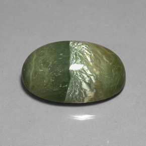 Serpentine vert naturelle coupe ovale, 38,22 ct, opaque