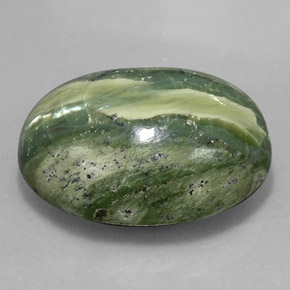 Serpentine vert naturelle coupe ovale, 47,57 ct, opaque