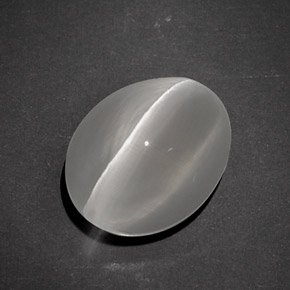 Sillimanite cat's eye gris naturelle coupe ovale, 7,96 ct, translucide