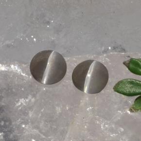 Achetez naturel 1.15ct Fumée Sillimanite œil de chat gems, Coupe ovale, En provenance Madagascar chez GemSelect. En stock, livraison internationale!