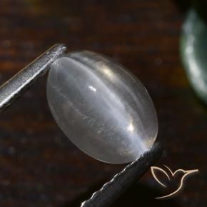 Sillimanite œil de chat Blanc chaud naturelle ovale, 1.54 ct, Translucide