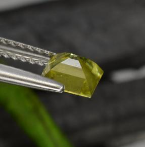 Sphène jaune naturelle carré, 0,76 ct, VS-SI