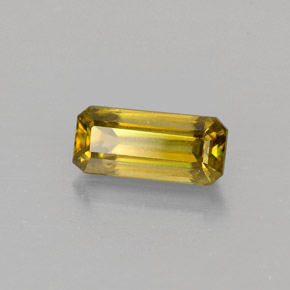 Sphène Vert Doré naturelle Taille émeraude, 0.76 ct, VVS-VS