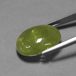 Sphène vert naturelle coupe ovale, 21,01 ct, translucide