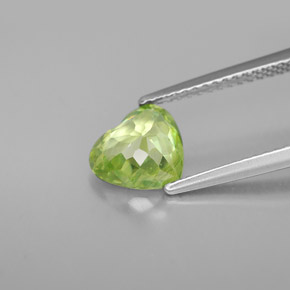 Sphène Vert jaunâtre naturelle Forme de coeur, 1.54 ct, VS