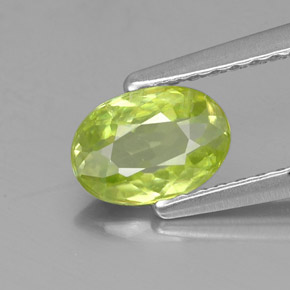 Sphène Vert Doré naturelle Coupe ovale, 0.64 ct, VS