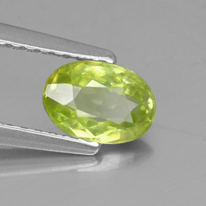 Sphène Vert Doré naturelle Coupe ovale, 0.64 ct, VS