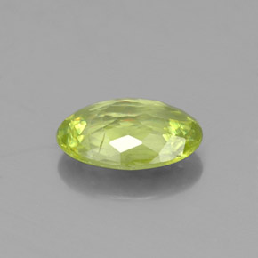 Sphène Vert Doré naturelle Coupe ovale, 0.64 ct, VS