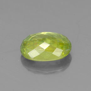 Sphène Vert Doré naturelle Coupe ovale, 1.54 ct, VS-SI