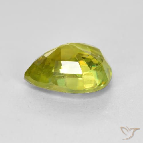 Sphène Vert forêt chaud naturelle En forme de poire, 1.56 ct, VS-SI