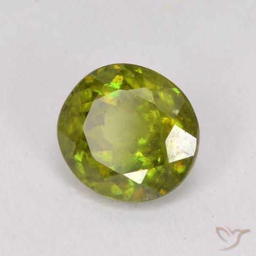 Sphène Vert forêt chaud naturelle ovale, 0.95 ct, VS-SI