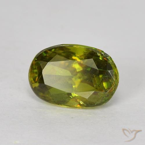 Sphène Forêt verte naturelle ovale, 0.73 ct, VS