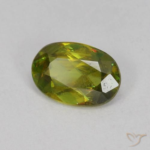 Sphène Vert chaud et terreux naturelle ovale, 0.60 ct, VVS-VS
